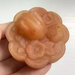 【天然玉石】佘太翠 うさぎの月餅プレート(置物・握り石・文鎮)横穴あり