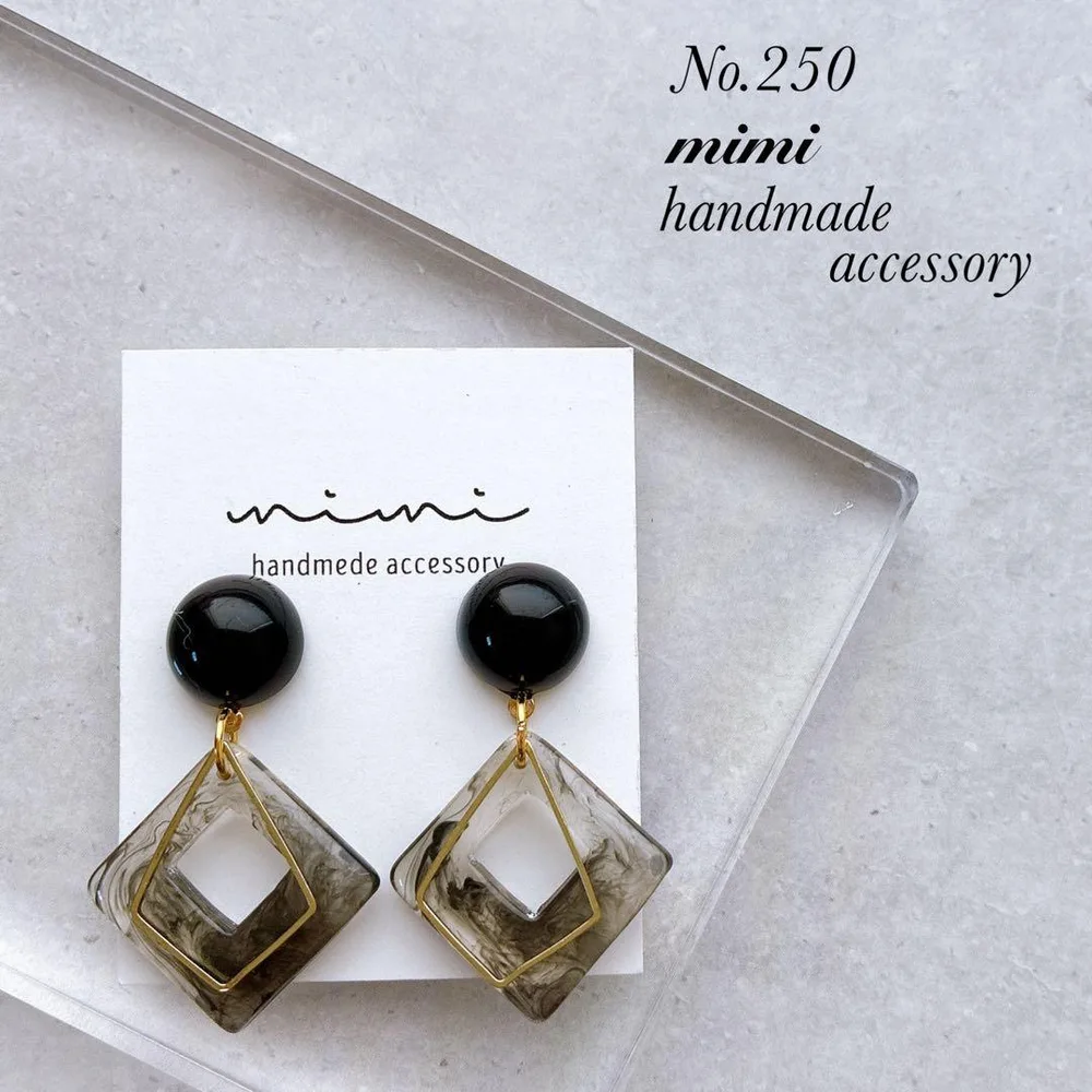 ハンドメイド ピアス 250ブラックスクエア