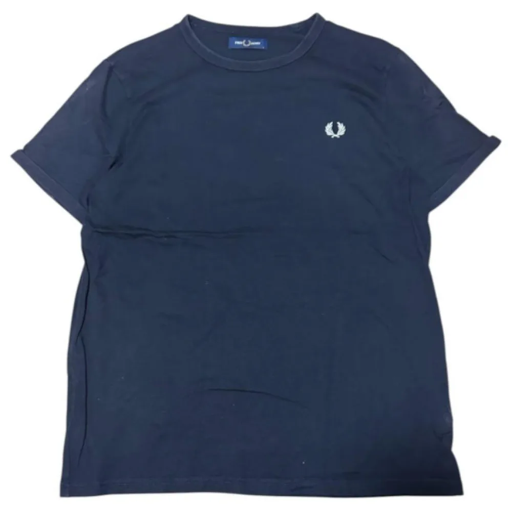 FRED PERRY フロントロゴ ワンポイント クルーネック Tシャツ