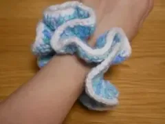 ハンドメイド 手編みシュシュ ブルー系×ホワイト