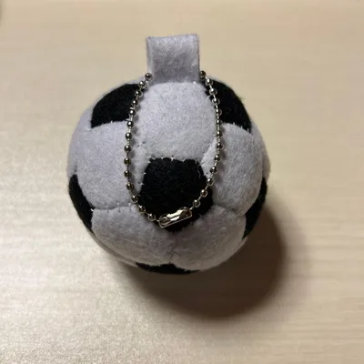 フェルト サッカーボール お守り(チェーン付き)応援グッズ 一個