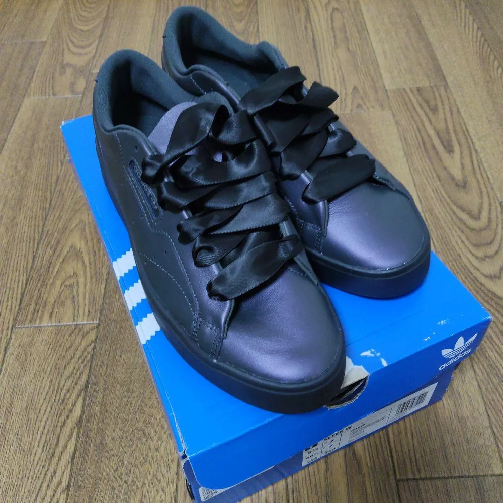 รองเท้าผ้าใบ Adidas Originals SLEEK W