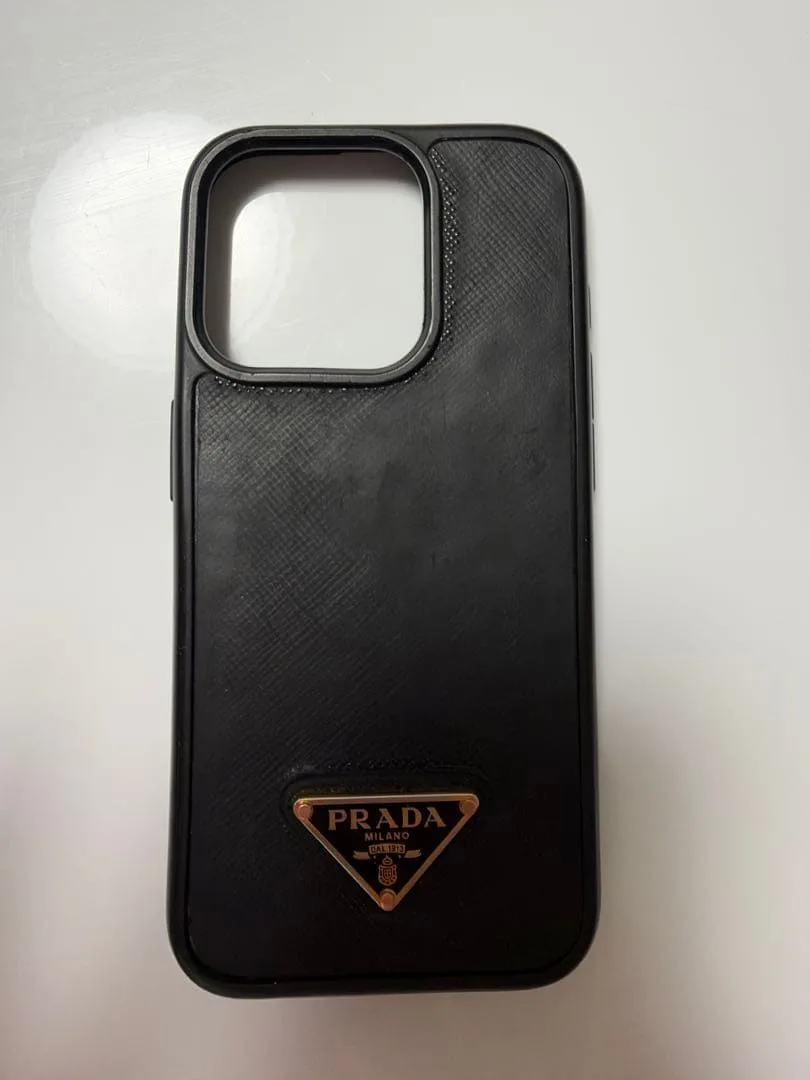 PRADA サフィアーノレザー ブラック×ゴールド iPhone 15Pro