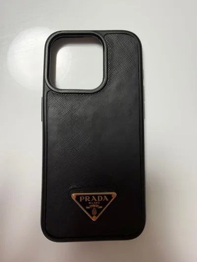 PRADA サフィアーノレザー ブラック×ゴールド iPhone 15Pro