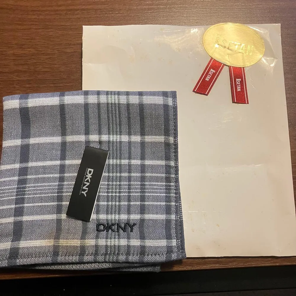 【新品未使用 訳有】DKNY ダナキャラン チェック柄 ハンカチ/タオル タグ付