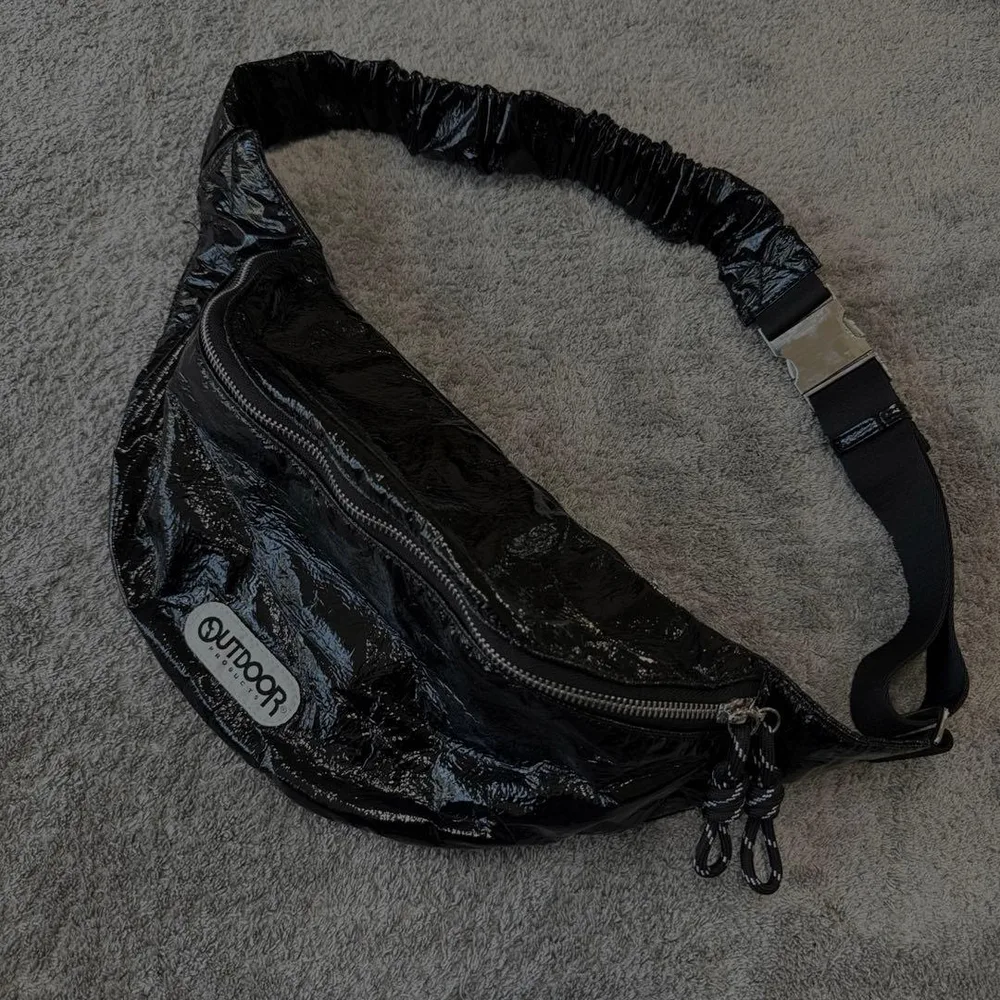 OUTDOOR one shoulder bag 光沢 black