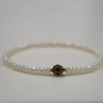 ホワイトビーズ チェコビーズ ブレスレット ハンドメイド 華奢