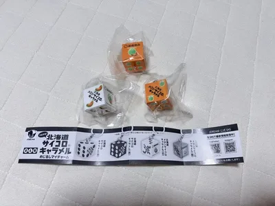 つながる!北海道サイコロキャラメルめじるしマイチャーム メロンサイコロ白、橙×2