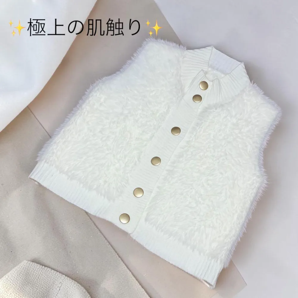 【極上の肌触り✨ふわふわ シャギーニット ベスト ジレ ホワイト ゴールドボタン