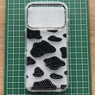 牛柄 ラインストーン iPhone17proケース