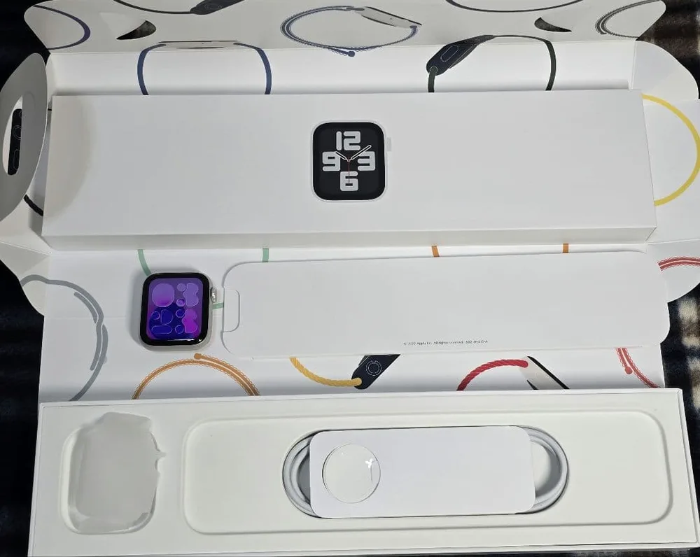 Apple watch SE 第2世代 40mm GPSモデル 充電器 外箱付き
