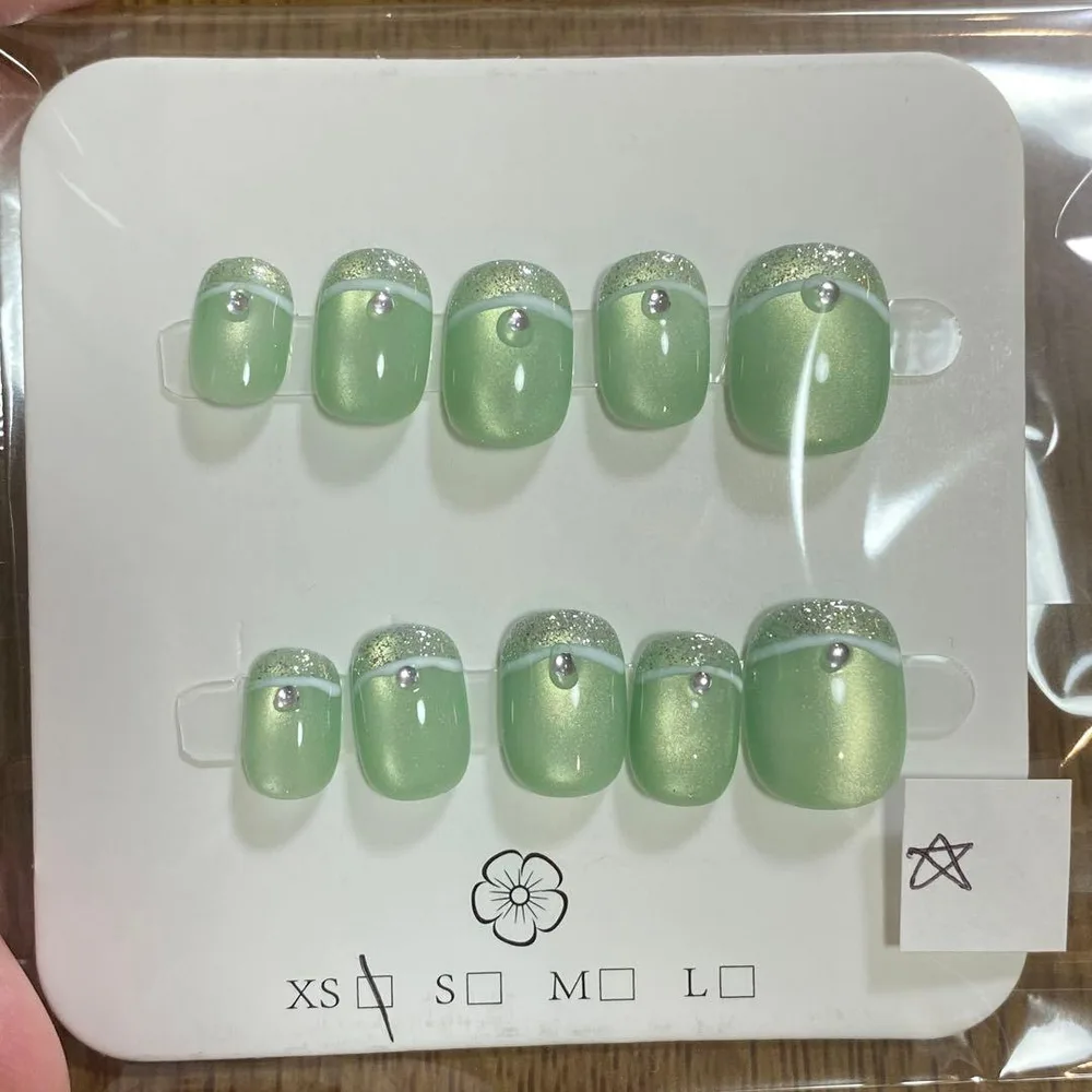 【まとめ買い値引き】ネイルチップ グリーン ラメフレンチ ストーン