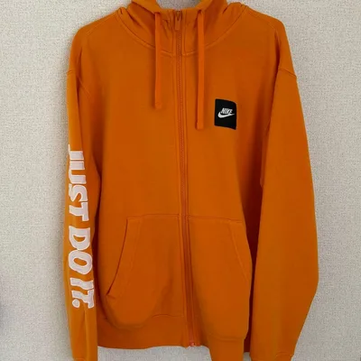Nike オレンジ フード付きパーカー M