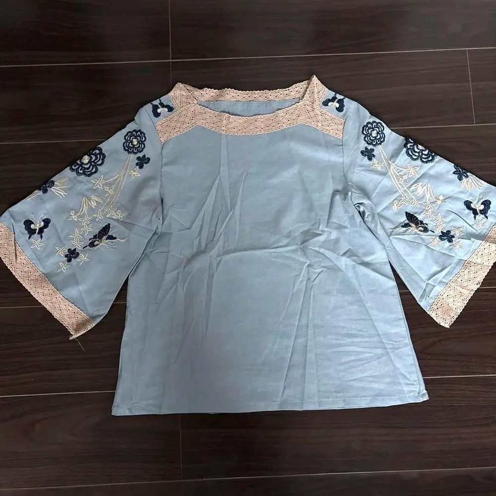 刺繍 チュニック 五分袖 ライトブルー 花柄 蝶々 フレア袖