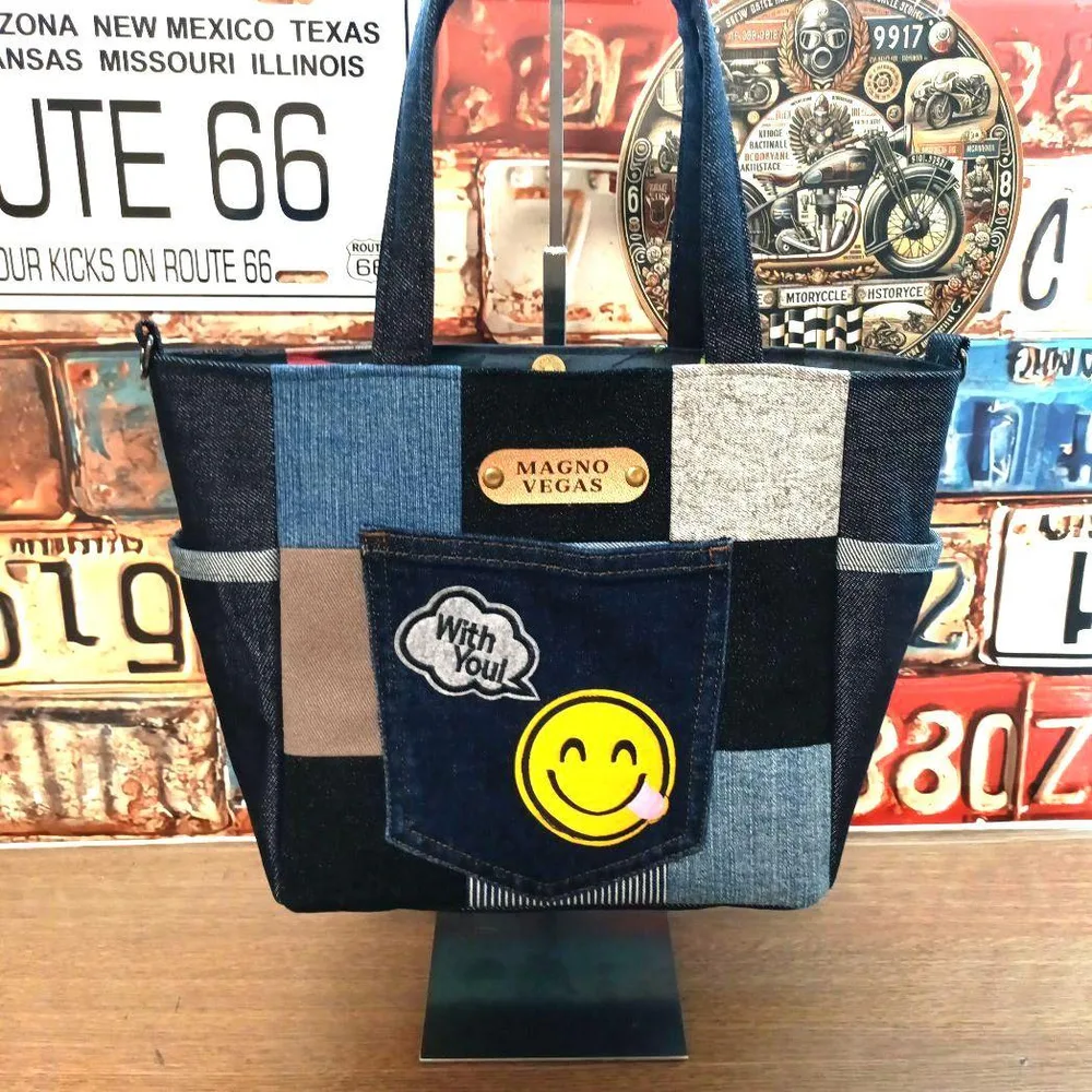 ポップでキュートな スマイリー トートバッグ ハンドメイド デニムリメイク