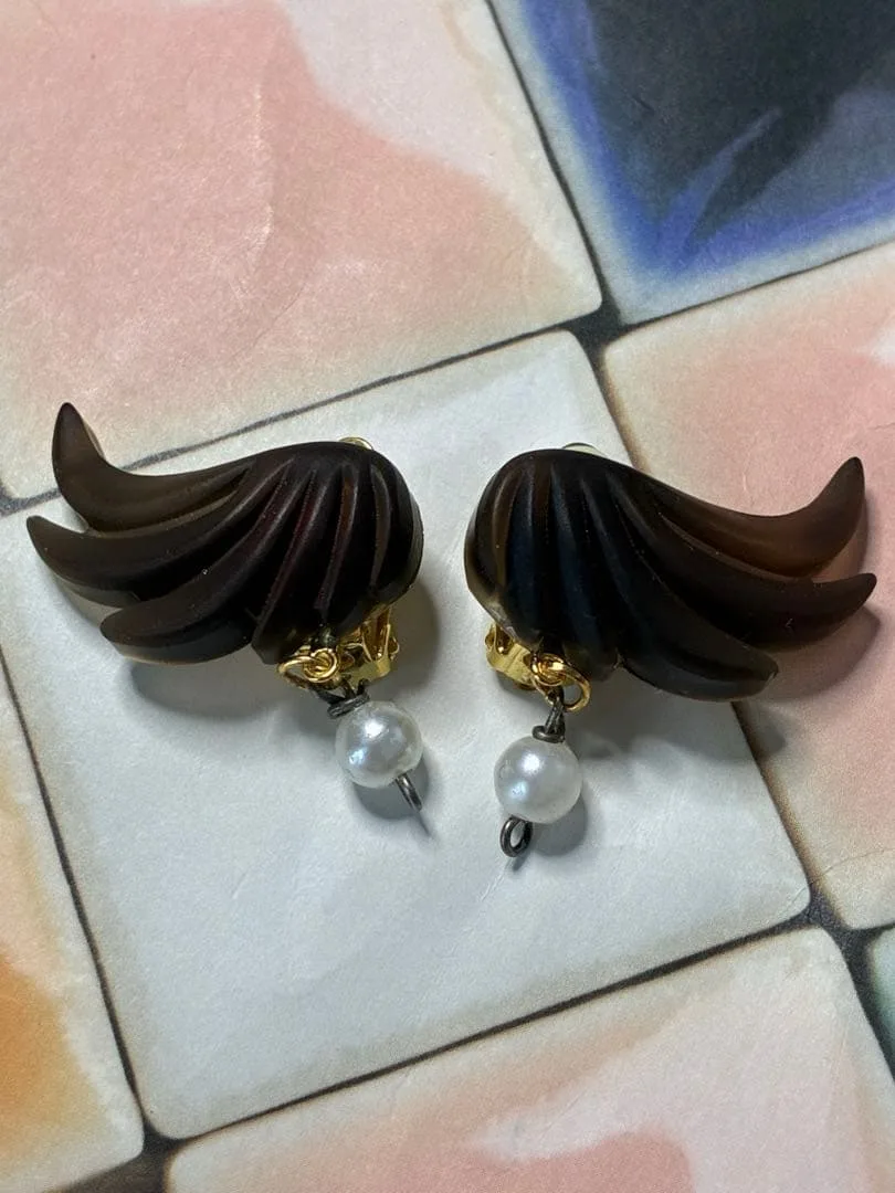 ハンドメイド 羽根とパールビーズのイヤリング