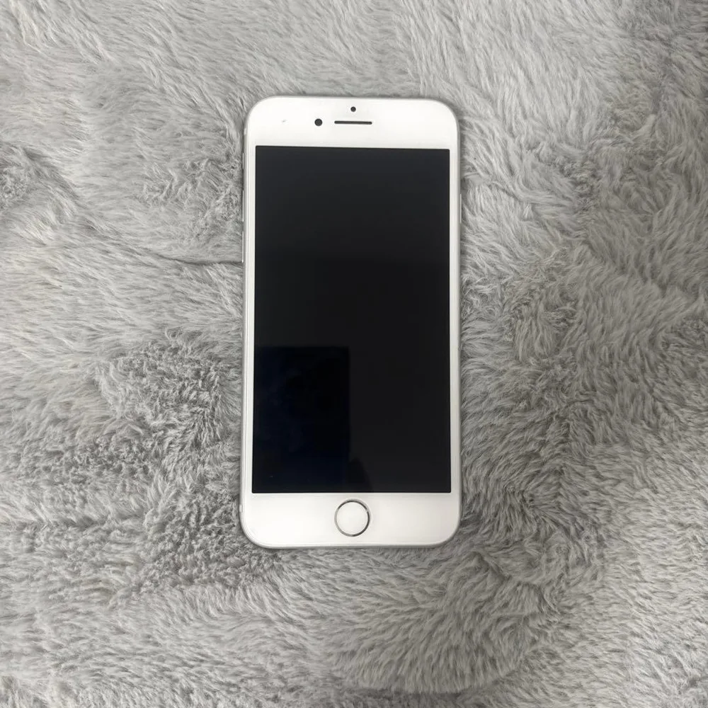 Apple iPhone 8 シルバー 本体