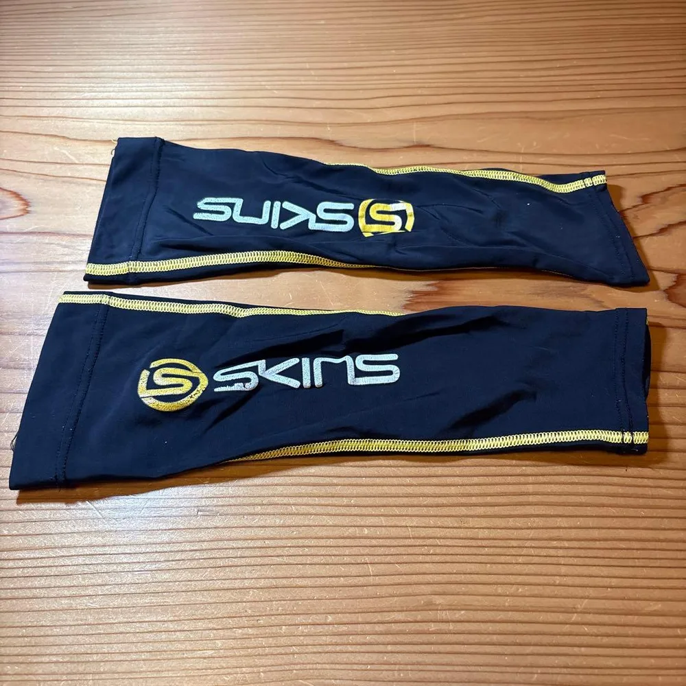 SKINS カーフカバー ブラック イエロー