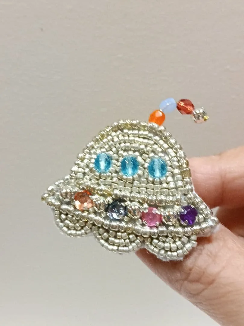 ハンドメイド ビーズ刺繍 ブローチ UFOモチーフ