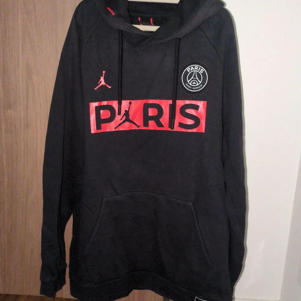 เสื้อฮู้ด Jordan x Paris Saint-Germain หายาก