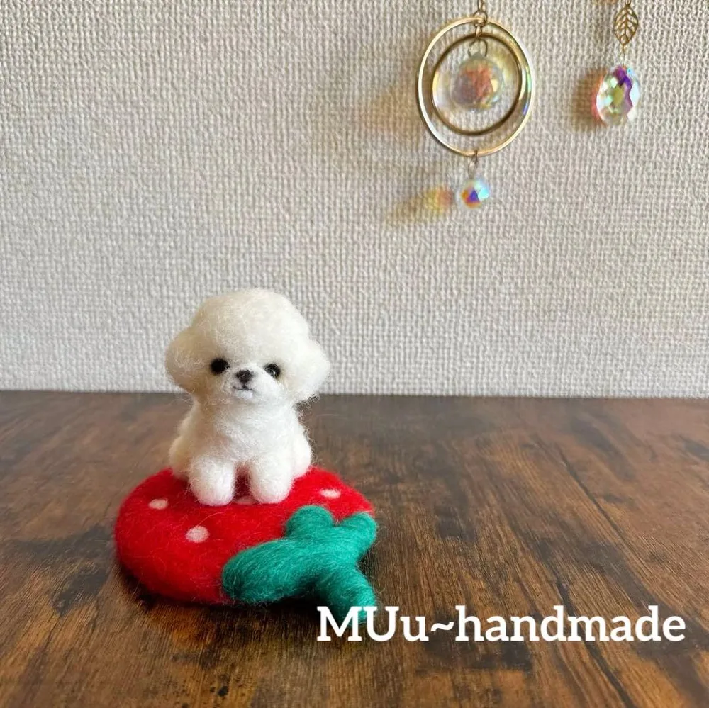 羊毛フェルト トイプードル&いちごのベッド 置物 ハンドメイド