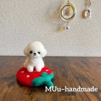 羊毛フェルト トイプードル&いちごのベッド 置物 ハンドメイド