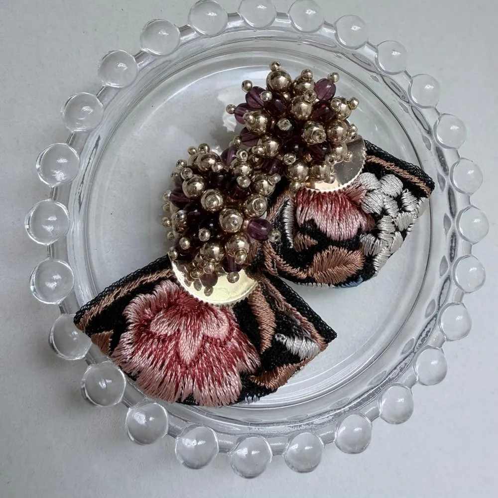 【大特価】大人可愛い ビーズフラワー×刺繍リボンのピアス