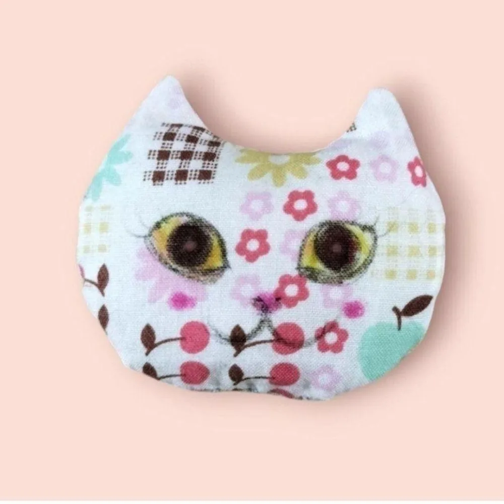 ハンドメイド 猫型ブローチ 花柄 さくらんぼ
