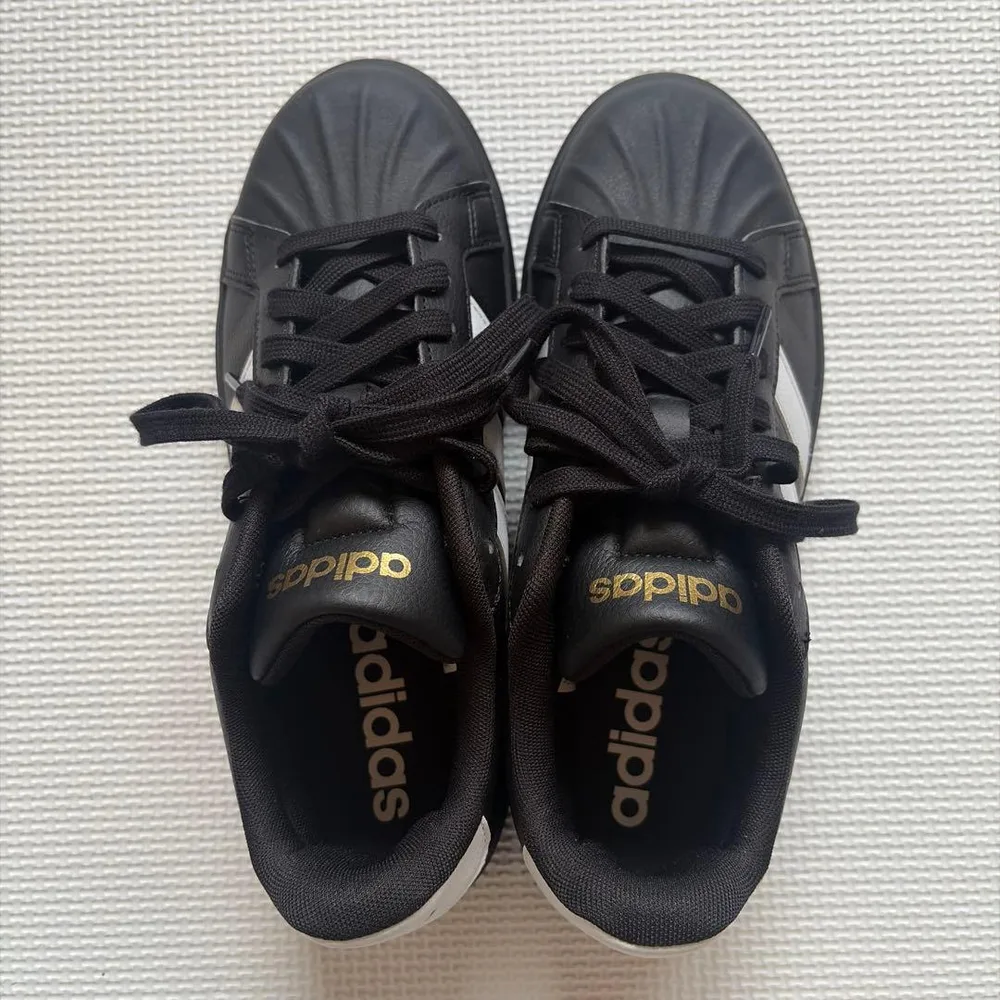 รองเท้าผ้าใบผู้หญิง adidas STREETTALK U