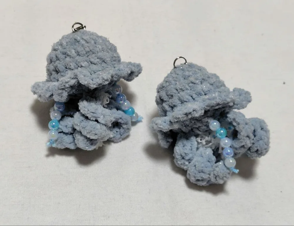 ハンドメイド あみぐるみ クラゲ チャーム ブルー系 2個セット