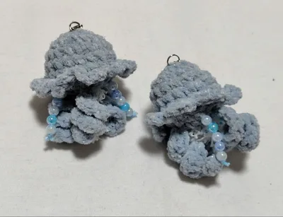 ハンドメイド あみぐるみ クラゲ チャーム ブルー系 2個セット