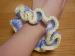 ハンドメイド 手編みシュシュ ホワイト×ブルー×イエロー