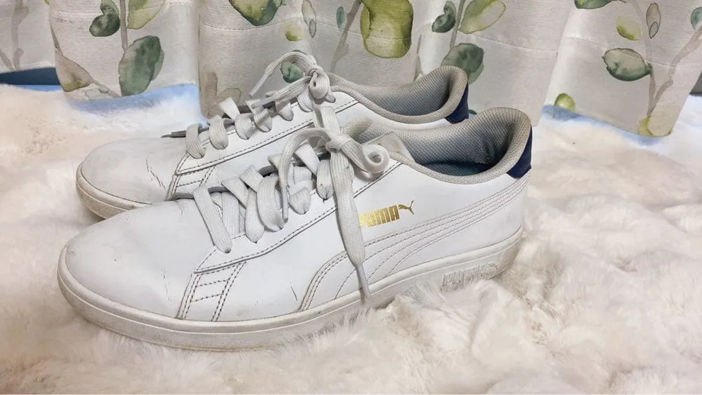 PUMA รองเท้าผ้าใบสีขาวโลโก้สีทอง