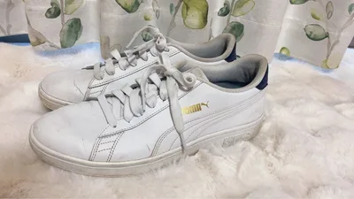 PUMA รองเท้าผ้าใบสีขาวโลโก้สีทอง
