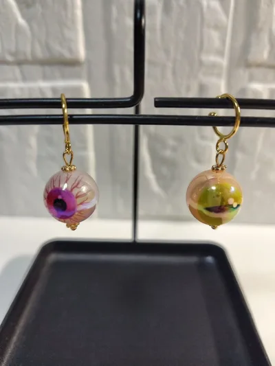 【ハンドメイド】目玉イヤーカフ 個性派 アシンメトリー ゴールド金具