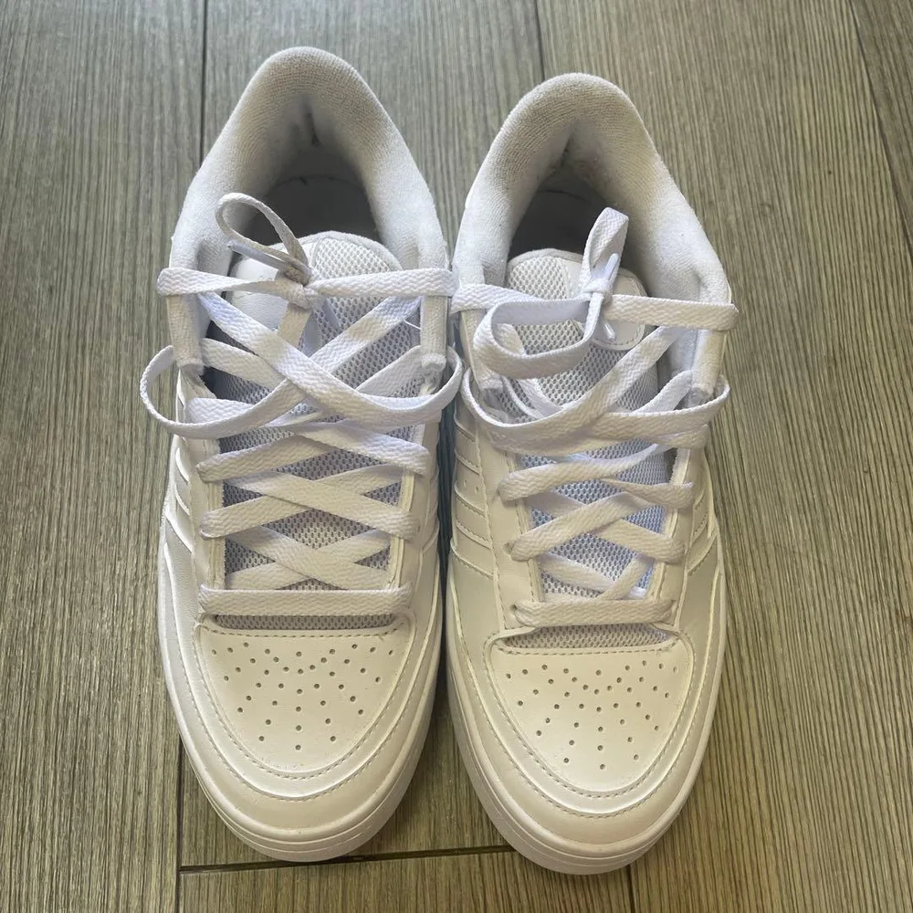 รองเท้าผ้าใบ Adidas สีขาว ชายหญิง