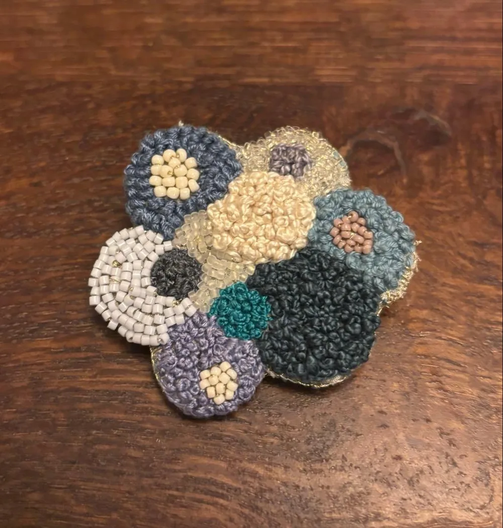 A ハンドメイド ブローチ 刺繍 ビーズ
