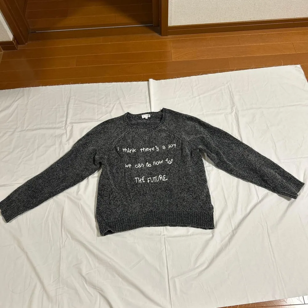 LAKOLE モールニットセーター グレー ロゴ刺繍入り