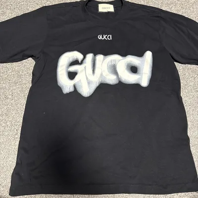 GUCCI ブラック Tシャツ ロゴプリント