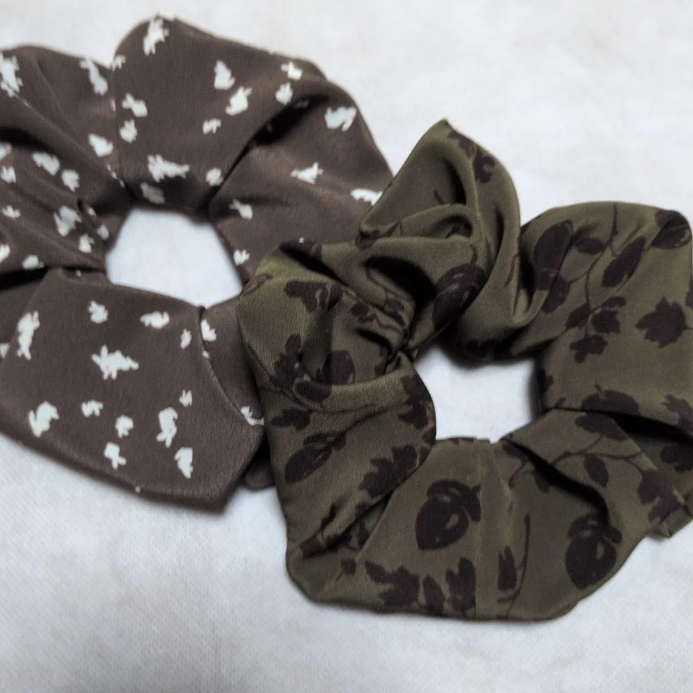 ハンドメイド シュシュ 2個セット ブラウン系 うさぎ どんぐり