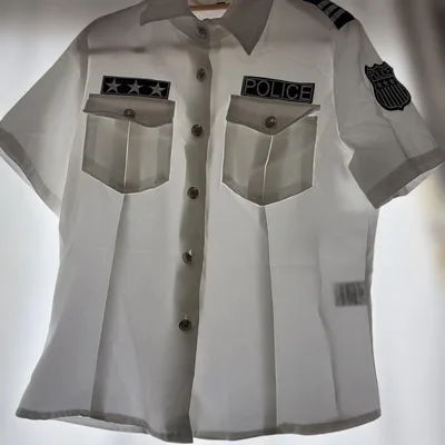 ตำรวจคอสเพลย์แต่งกายเสื้อเชิ้ตแขนสั้นสีขาว