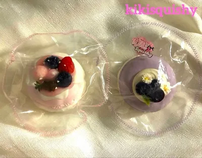 【即完売品】kikisquishy マカロン ピンク いちご ブルーベリー 2個
