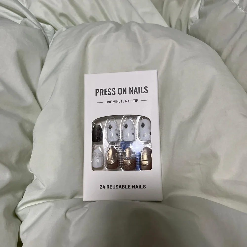 PRESS ON NAILS ネイルチップ 24枚入り