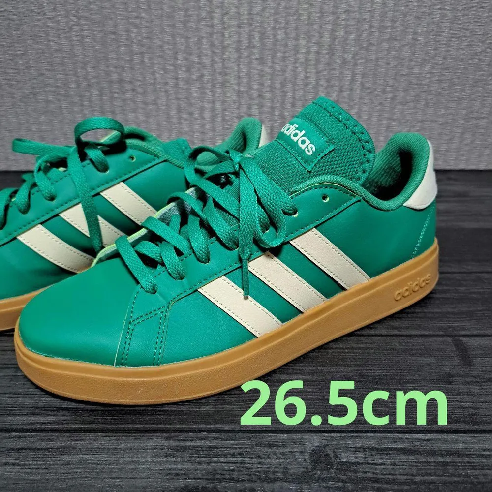 รองเท้าผ้าใบ Adidas พื้นยางสีเขียว