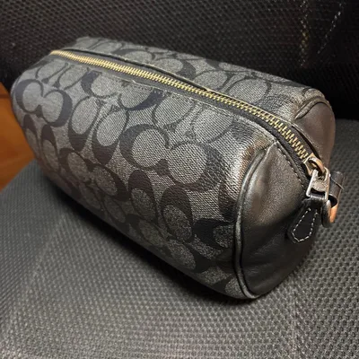 กระเป๋าลายซิกเนเจอร์ของ COACH