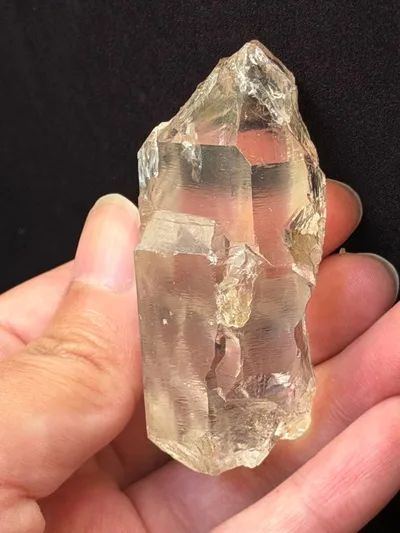 ふにゃふにゃの水晶|シャンパンゴールドの光と、溶けはじめた氷のような波打つ表面