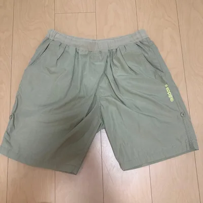 adidas ショートパンツ ベージュ