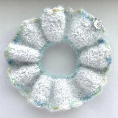 シュシュ 水色 きらきら チャーム付き ハンドメイド ヘアアクセサリー