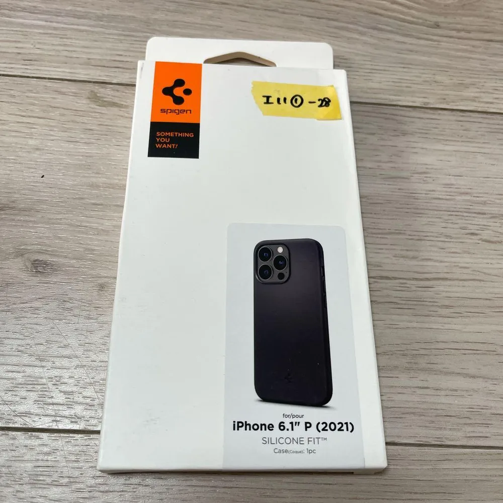 Spigen iPhone13Proケース シリコン ブラック
