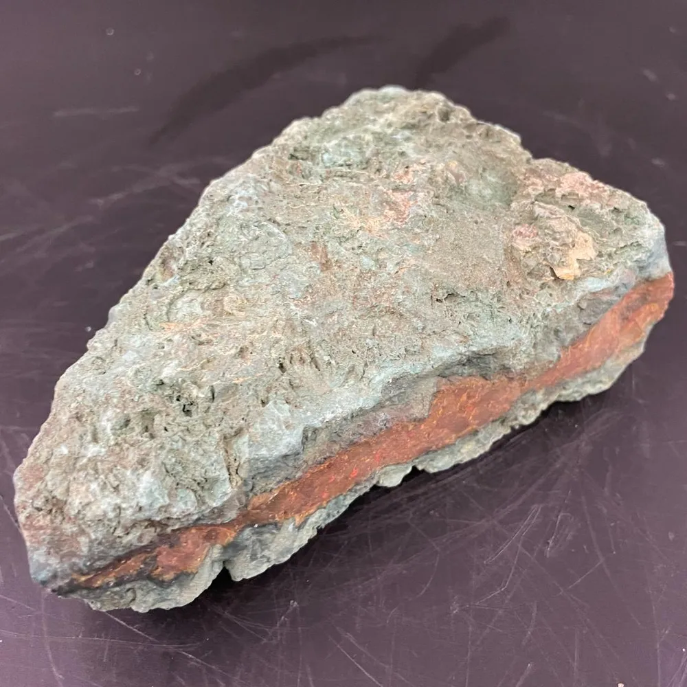 天然石 鉱物標本 緑色母岩 赤褐色鉱脈 約880g R8SA